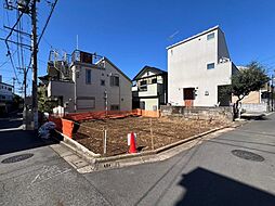 陽光とゆとりを感じる南東角地。建築条件なしの自由な土地