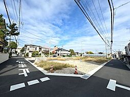 草加市新善町　3方向の南西角地　建築条件なし売地