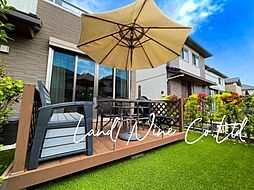 芝のお庭にウッドデッキ　ルーフバルコニー付