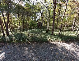 高原の森に佇む、小さな隠れ家のような土地。