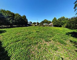 甲斐小泉駅徒歩5分。清流そばに広がる、1,570m2のゆとり。