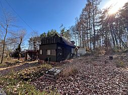 水のせせらぎとともに佇む、自然の中の小さな一棟