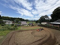 高台の特等席。 山々を借景に竹林が彩る風情ある一画