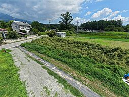 八ヶ岳と南アルプスを望む。 陽当たりと開放感のある平坦地。
