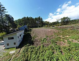 大泉町西井出、カラマツ通りに広がる陽光あふれる南傾斜地