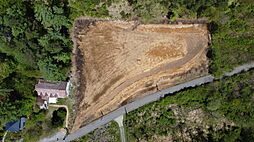 カラマツ通りの高台、南アルプスを望む日当たり良好の広大な土地