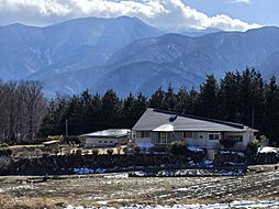甲斐駒ヶ岳を背景にした邸宅