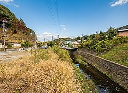 緑を望む「鎌倉景色」敷地約43坪小川のせせらぎを楽しむ家