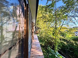 山林に囲まれた平屋