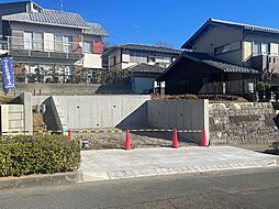 明るい陽光が降り注ぐ南道路の建築条件付き売地