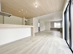 2階建てゆとりの間取り　カースペース2台