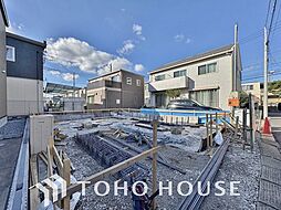 陽光溢れる南東道路面に佇む邸宅
