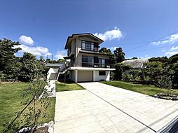 平坦芝庭のガレージのある別荘