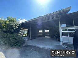 広大な敷地面積に建つ昔ながらの中古物件です