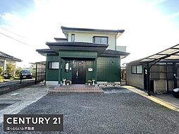 平坦地の2階建ての中古住宅